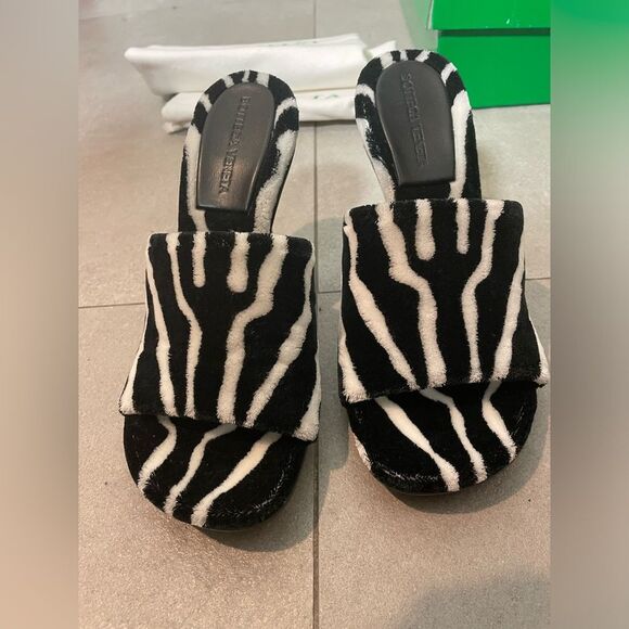 2 Item Bundle Bottega Veneta Heels - Sz 7 - Zebra Open Toe Stiletto - LV Wallet - Picture 4 of 16